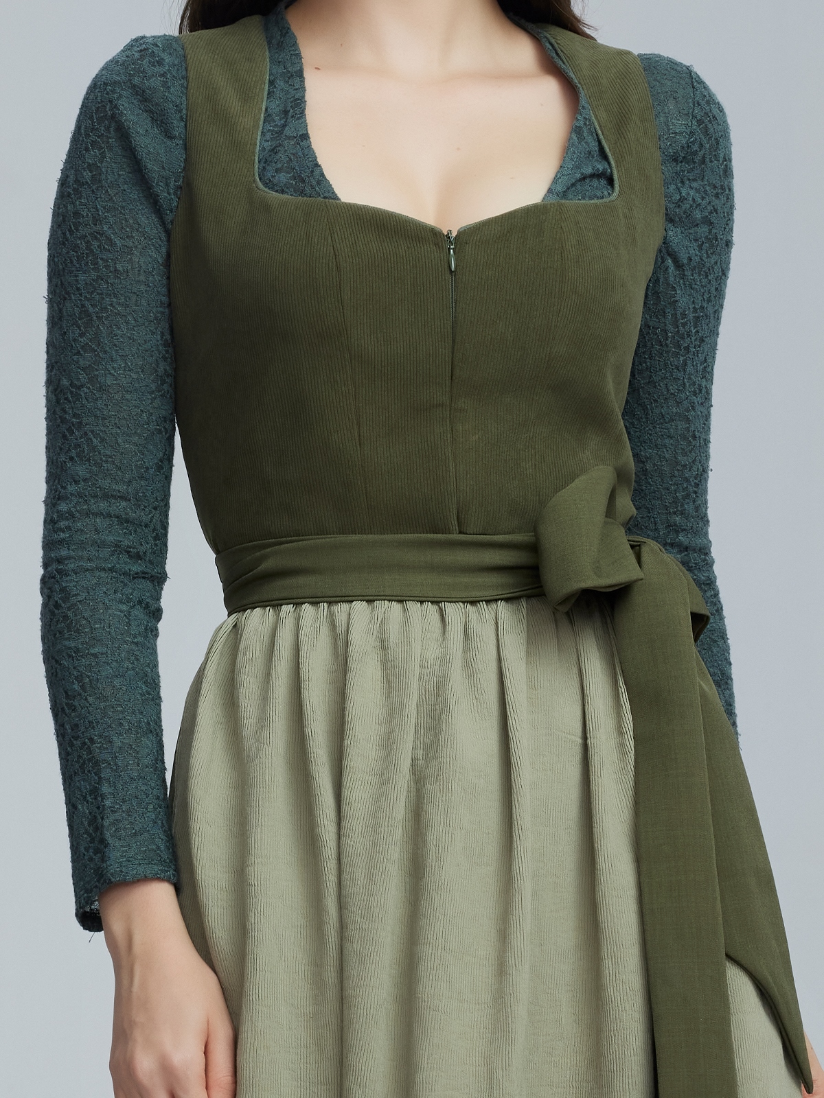 Beige Dirndl mit grünen Akzenten