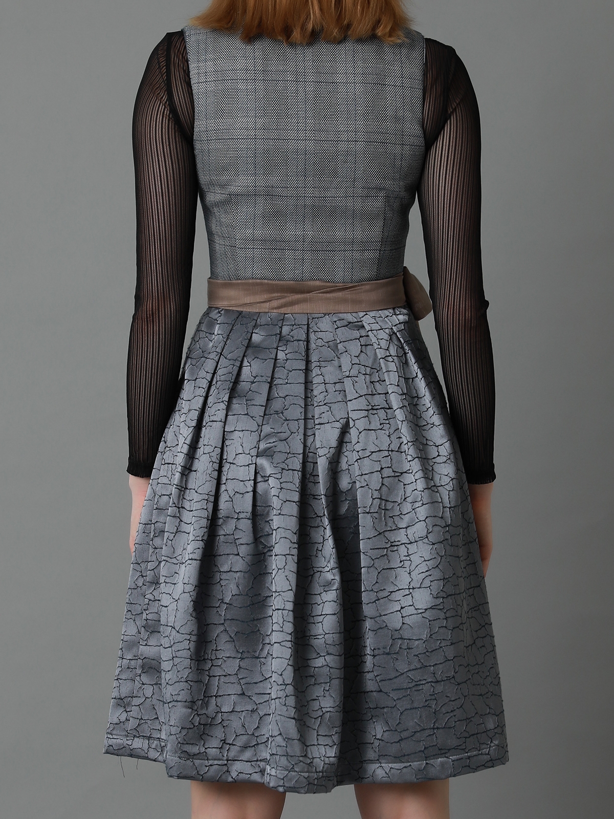 Graues Schürzen Dirndl mit modernem Schnitt