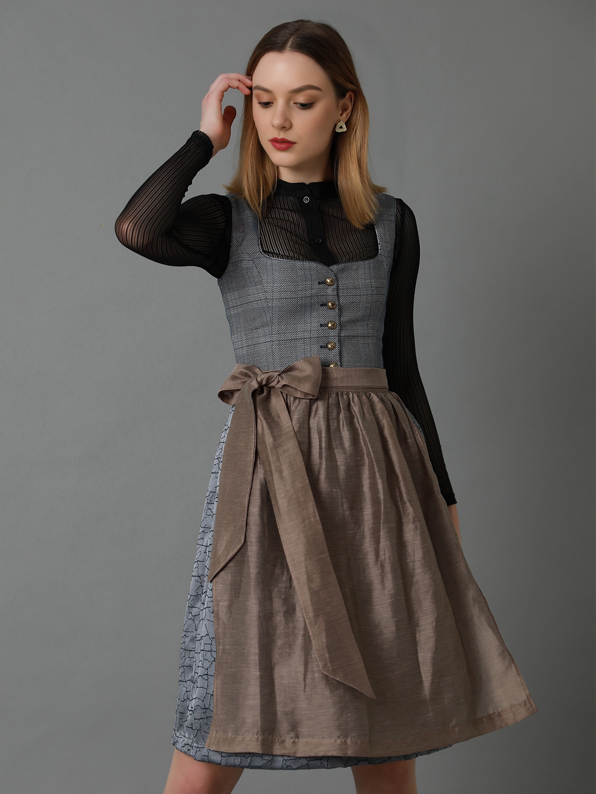 Dirndl in Grau und Blau – zeitlose Eleganz