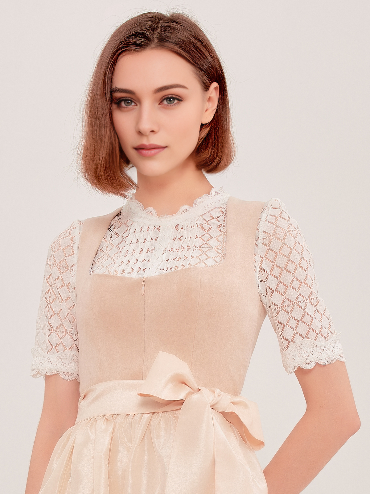 Dirndl zum Knöpfen in Beige